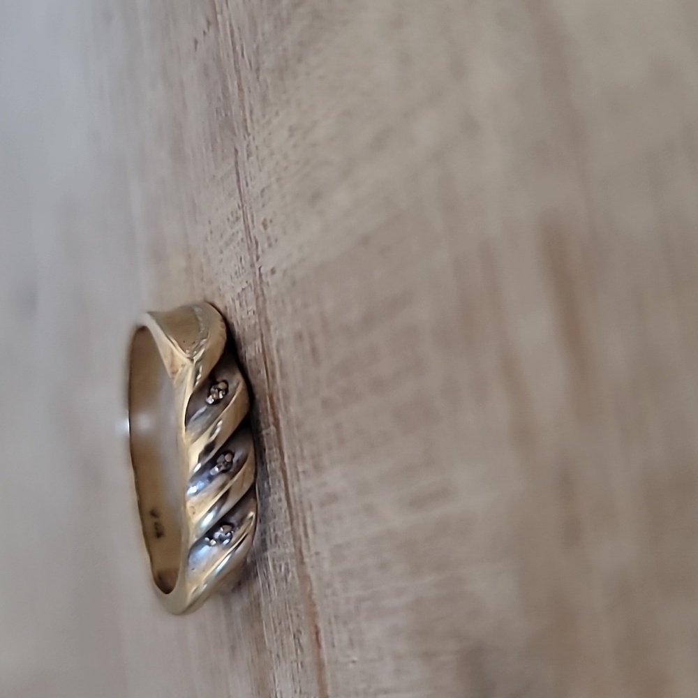 10KT SOLID GOLD RING - Picture 5 of 5